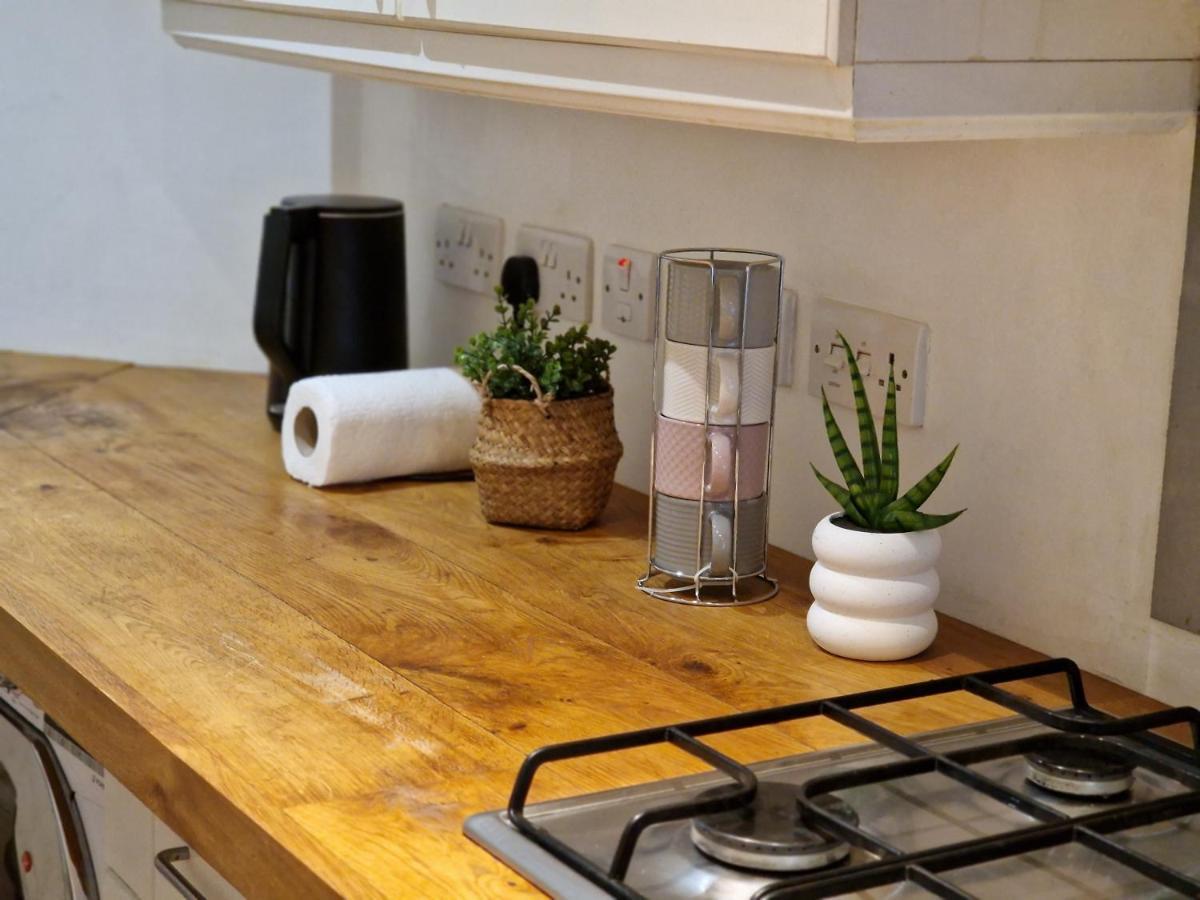 Lovely 1-Bed Apartment In Londra Esterno foto