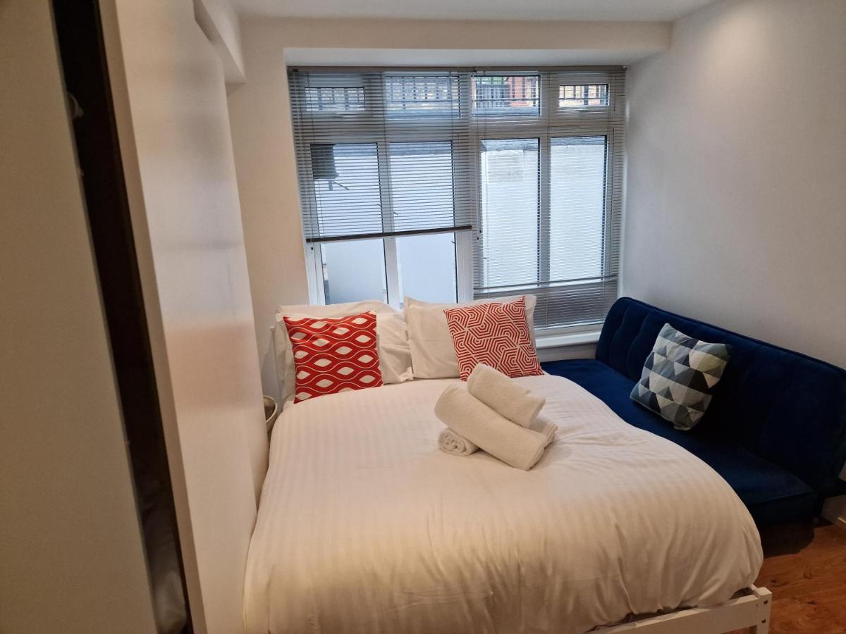 Lovely 1-Bed Apartment In Londra Esterno foto