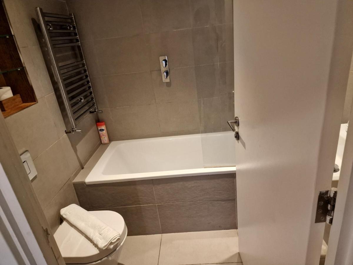 Lovely 1-Bed Apartment In Londra Esterno foto