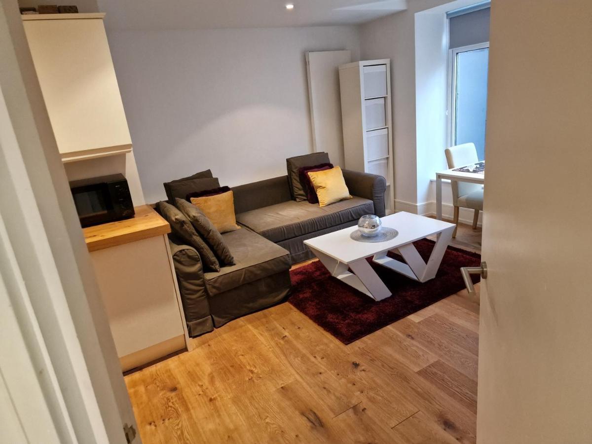 Lovely 1-Bed Apartment In Londra Esterno foto
