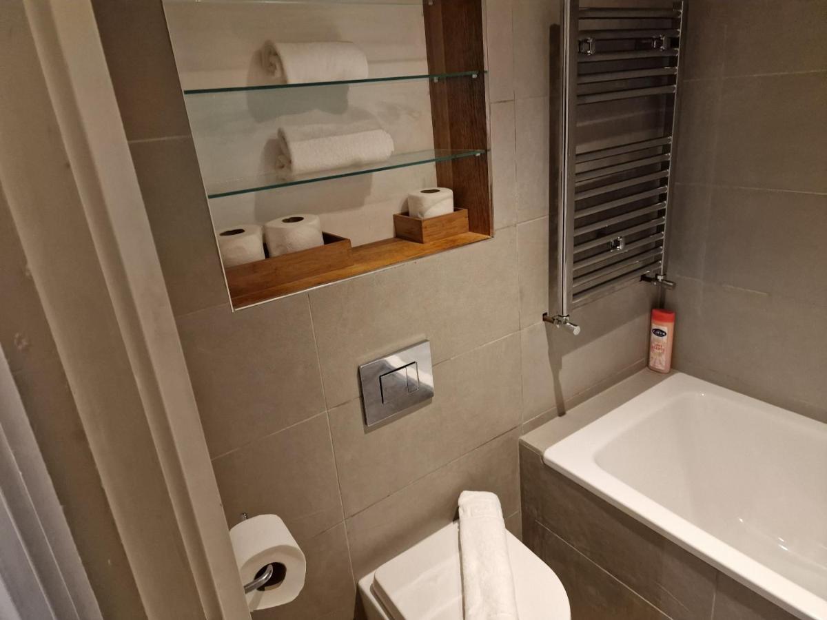 Lovely 1-Bed Apartment In Londra Esterno foto