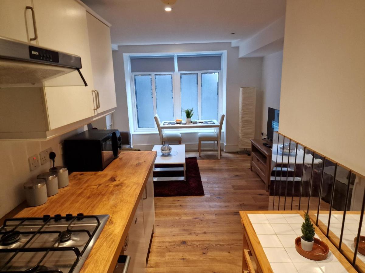 Lovely 1-Bed Apartment In Londra Esterno foto