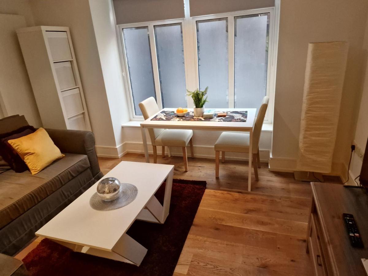 Lovely 1-Bed Apartment In Londra Esterno foto